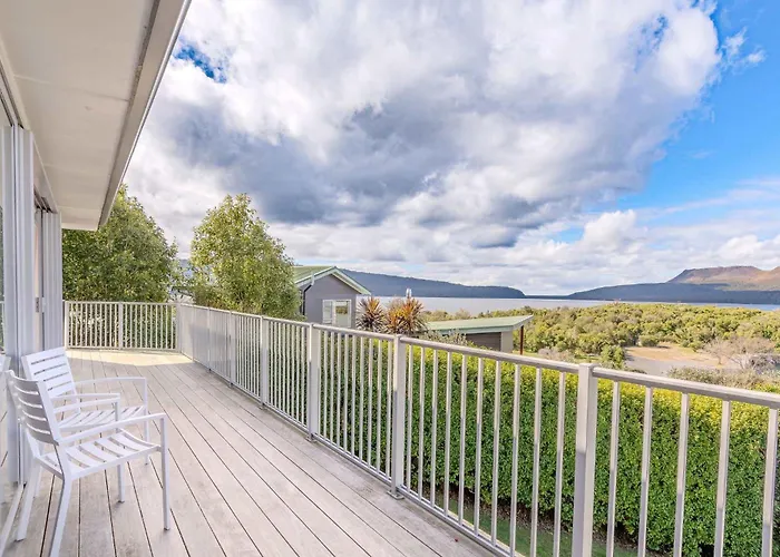Boat Shed Bay - Stunning Tarawera Views