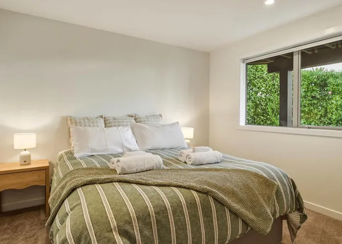 Boat Shed Bay - Stunning Tarawera Views Ferienhaus